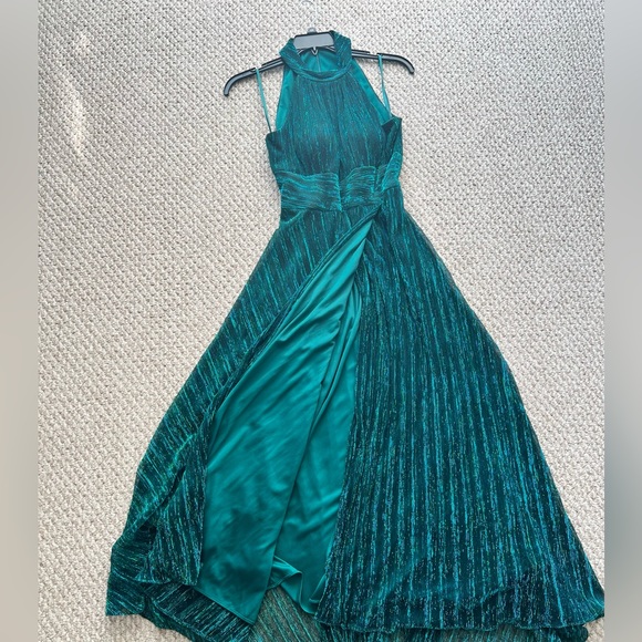 Metallic Crinkle Halter Dress - - Picture 4 of 7